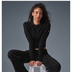 ALO snuggle up Black Crew Neck Sweater size small